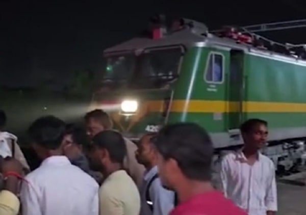 प्रेमी युगल ने ट्रेन के आगे कूद कर दी जान,न्यूड हालत में मिली लड़की की डेड बॉडी* प्रेमी युगल ने ट्रेन के आगे कूद कर दी जान,न्यूड हालत में मिली लड़की की डेड बॉडी*