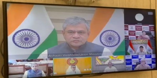 मोंथा के मद्देनजर तैयारियों की समीक्षा करते हुए रेल, सूचना एवं प्रसारण मंत्री अश्विनी वैष्णव मोंथा के मद्देनजर तैयारियों की समीक्षा करते हुए रेल, सूचना एवं प्रसारण मंत्री अश्विनी वैष्णव