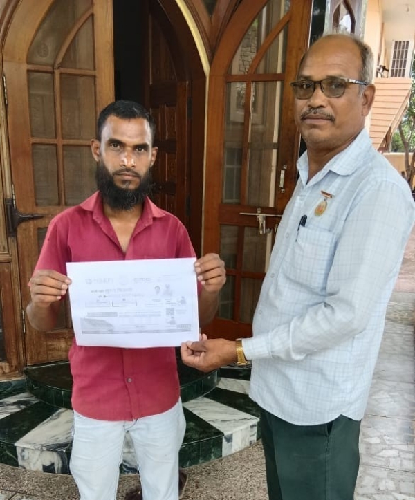 घर पहुंचकर जानकारी देते हुए कर्मचारी। घर पहुंचकर जानकारी देते हुए कर्मचारी।