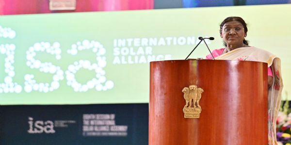 राष्ट्रपति कार्यक्रम को संबोधित करती हुई राष्ट्रपति कार्यक्रम को संबोधित करती हुई