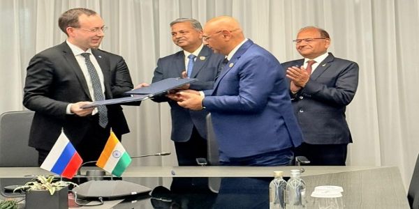 रूसी कंपनी और एचएएल से समझौता करते अधिकारी रूसी कंपनी और एचएएल से समझौता करते अधिकारी