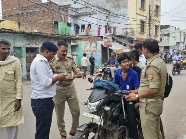 चेकिंग करती पुलिस चेकिंग करती पुलिस