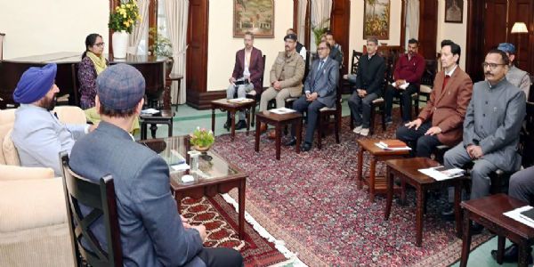 नैनीताल राजभवन में अधिकारियों की बैठक लेते राज्यपाल। नैनीताल राजभवन में अधिकारियों की बैठक लेते राज्यपाल।