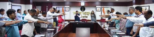 राजभवन में अधिकारी-कर्मचारी सतर्कता जागरूकता की शपथ लेते हुए