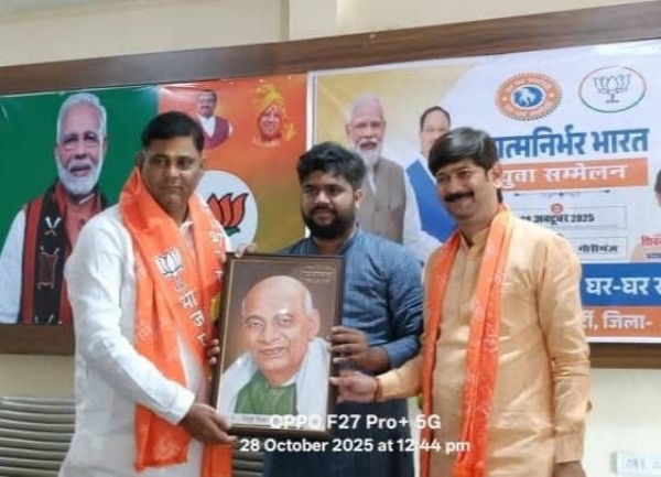 मुख्य अतिथि का स्वागत करते भाजपा जिला अध्यक्ष मुख्य अतिथि का स्वागत करते भाजपा जिला अध्यक्ष