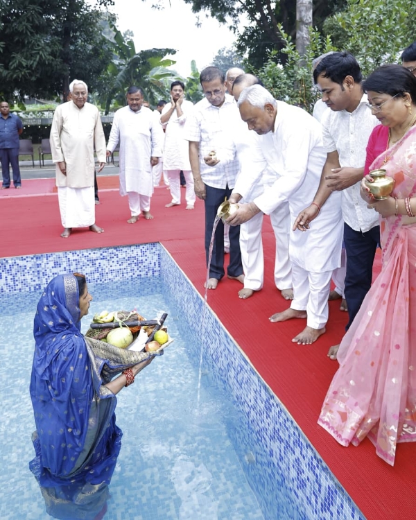 मुख्यमंत्री नीतीश अपने आवास पर छठमहापर्व के दौरान
