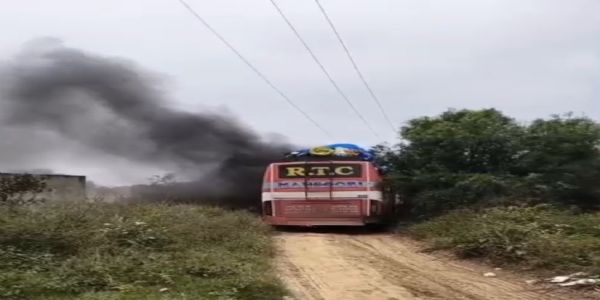 हाईटेंशन लाइन को छूने से बस में दौड़ा करंट हाईटेंशन लाइन को छूने से बस में दौड़ा करंट