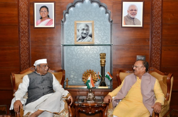 विधानसभा अध्यक्ष , पुलिस महानिदेशक व पुलिस कमिश्नर ने राज्यपाल बागडे से की मुलाकात विधानसभा अध्यक्ष , पुलिस महानिदेशक व पुलिस कमिश्नर ने राज्यपाल बागडे से की मुलाकात