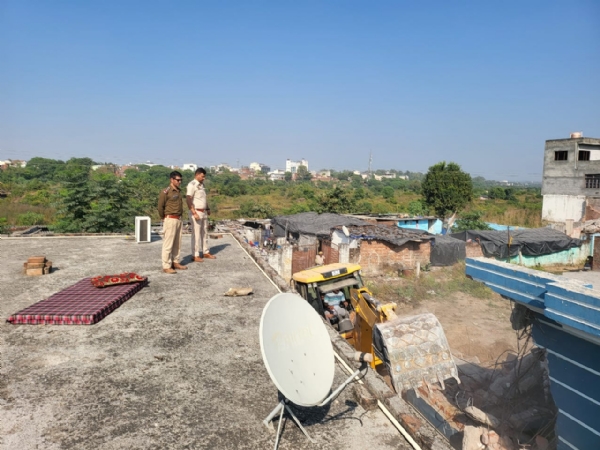 नशा तस्करों की संपत्ति पर चलाई गई जेसीबी। नशा तस्करों की संपत्ति पर चलाई गई जेसीबी।