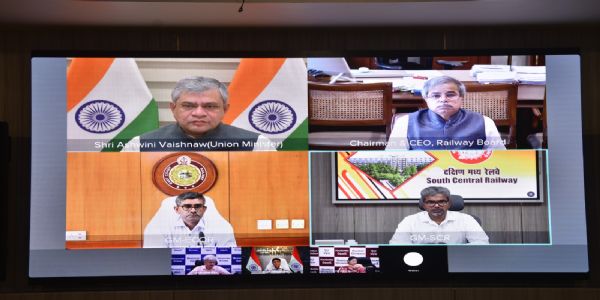 समीक्षा बैठक करते रेल मंत्री अश्वनी वैष्णव समीक्षा बैठक करते रेल मंत्री अश्वनी वैष्णव