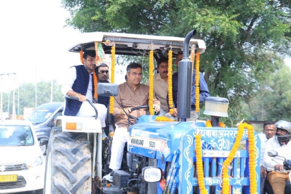 दिल्ली लोक निर्माण विभाग के मंत्री प्रवेश साहिब सिंह ने बुधवार को छावला वार्ड  में ट्रैक्टर चलाते हुए दिल्ली लोक निर्माण विभाग के मंत्री प्रवेश साहिब सिंह ने बुधवार को छावला वार्ड  में ट्रैक्टर चलाते हुए