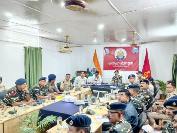 सैन्य अधिकारियो के साथ बैठक करते जिला प्रशासन के अधिकारी सैन्य अधिकारियो के साथ बैठक करते जिला प्रशासन के अधिकारी