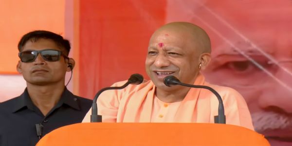 उत्तर प्रदेश के मुख्यमंत्री योगी आदित्यनाथ जनसभा को संबोधित करते हुए उत्तर प्रदेश के मुख्यमंत्री योगी आदित्यनाथ जनसभा को संबोधित करते हुए