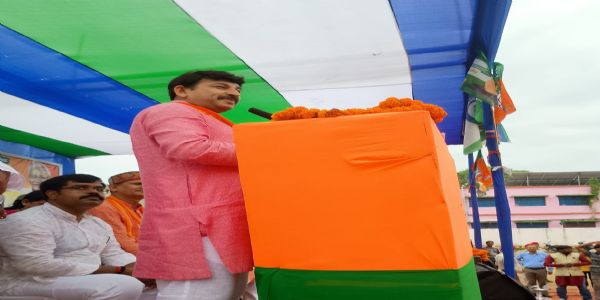 भाजपा सांसद मनोज तिवारी सभा को सम्बोधित करते भाजपा सांसद मनोज तिवारी सभा को सम्बोधित करते