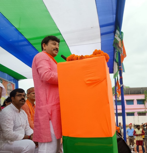 भाजपा सांसद मनोज तिवारी सभा को सम्बोधित करते