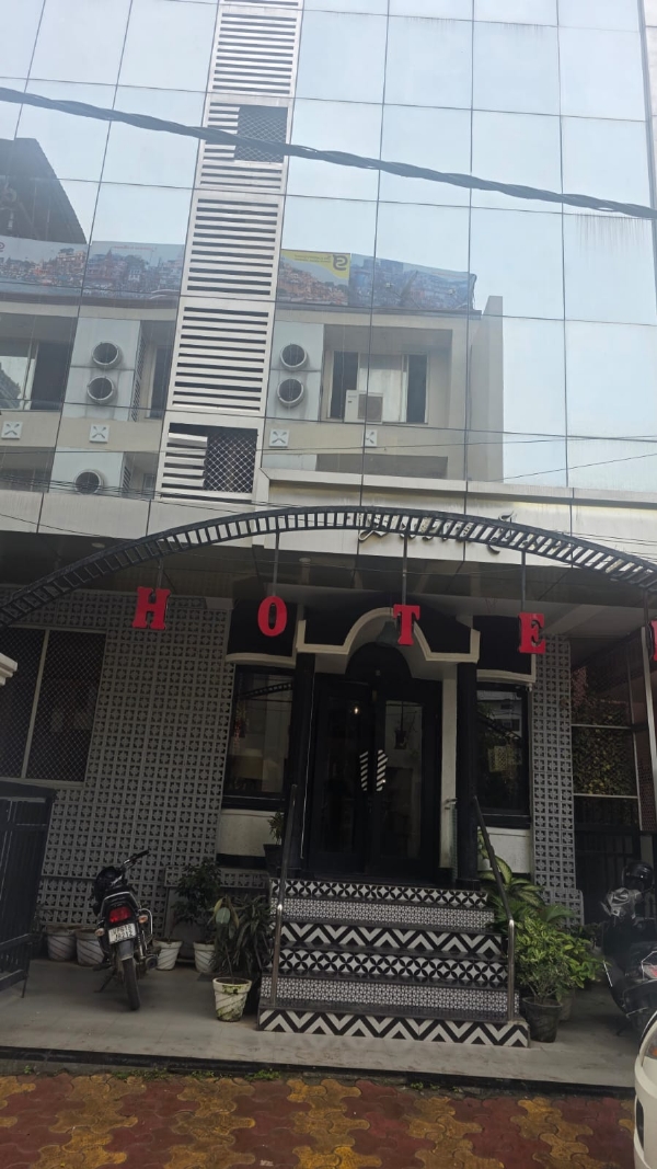 इस होटल में हुइ छापेमारी इस होटल में हुइ छापेमारी