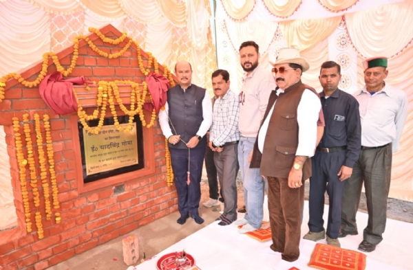 खेल मंत्री खेल परिसर की आधारशिला रखते हुए।