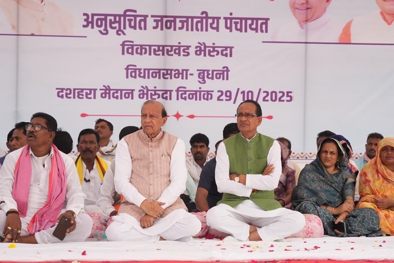 भैरुंदा में अनुसूचित जनजातीय पंचायत में शिवराज सिंह भैरुंदा में अनुसूचित जनजातीय पंचायत में शिवराज सिंह