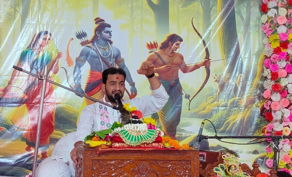 पुलिस लाइन मंदिर में आयोजित संगीतमय नवदिवसीय श्री राम कथा का श्रवण कराते आचार्य व्योम त्रिपाठी।