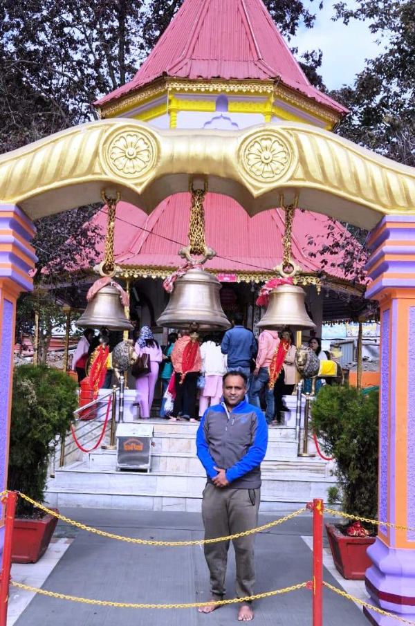 नयना देवी मंदिर में दर्शन कर आशीर्वाद लेते एसएसपी डॉ. मंजूनाथ टीसी।