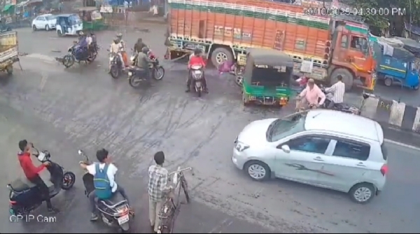 सीसीटीवी फुटेज में दिखाई देती घटना