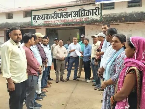 सामूहिक अवकाश का पत्र सीईआ काे साैंपते राेजगार सहायक सामूहिक अवकाश का पत्र सीईआ काे साैंपते राेजगार सहायक