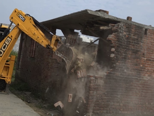 थाना कैंट क्षेत्र में अवैध कॉलोनियों पर कार्रवाई करती बरेली विकास प्राधिकरण की प्रवर्तन टीम। मौके पर मौजूद बुलडोजर और प्राधिकरण अधिकारी।