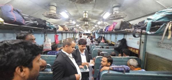 टिकट चेक करते रेलवे स्टाप