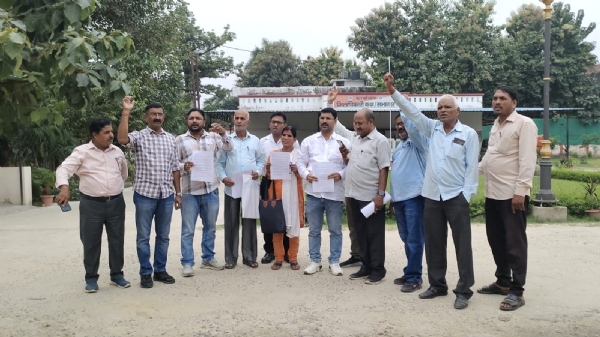 महादेव झारखंडी प्लांट एवं आवास बचाओ संघर्ष समिति के तत्वाधान में प्रतिनिधि मंडल ने डीएम कार्यालय पर सौंपा ज्ञापन* महादेव झारखंडी प्लांट एवं आवास बचाओ संघर्ष समिति के तत्वाधान में प्रतिनिधि मंडल ने डीएम कार्यालय पर सौंपा ज्ञापन*