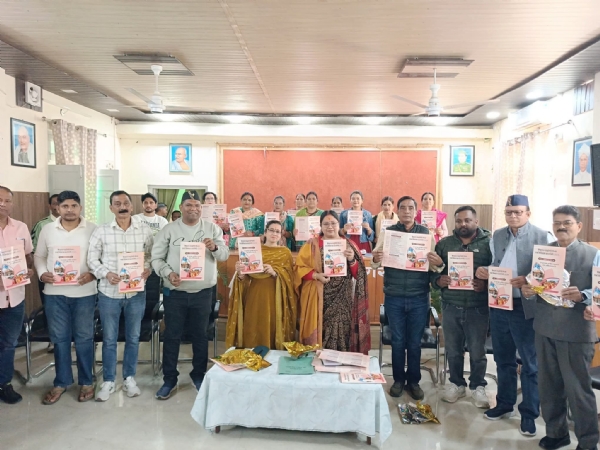 श्रीनगर मैं होने वाले बैकुंठ चतुर्दशी  मेला कार्यक्रम जारी करते मेयर व अन्य