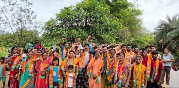 इच्छड़ा में झामुमो कार्यकर्ता भाजपा में शामिल, मोदी की नीतियों से प्रभावित होकर लिया निर्णय इच्छड़ा में झामुमो कार्यकर्ता भाजपा में शामिल, मोदी की नीतियों से प्रभावित होकर लिया निर्णय
