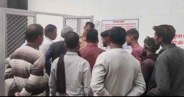 अस्पताल के बाहर मौजूद भीड़ अस्पताल के बाहर मौजूद भीड़