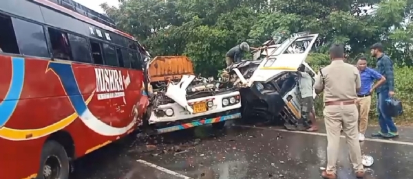 दुर्घटना की जांच करती पुलिस