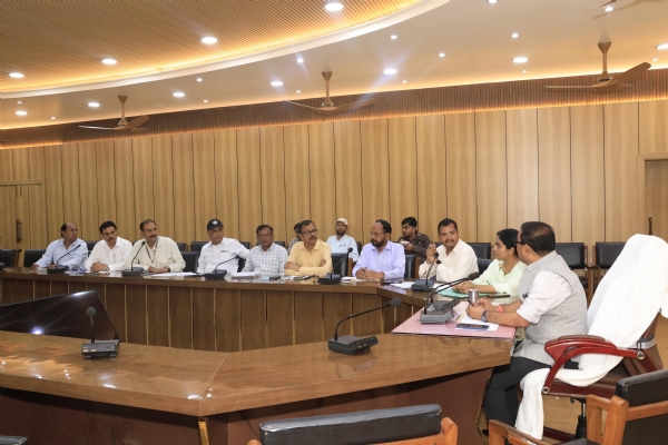 कलेक्ट्रेट सभागार में चीनी मिलों के संचालन और गन्ना मूल्य भुगतान की समीक्षा बैठक करते हुए जिलाधिकारी अविनाश सिंह।