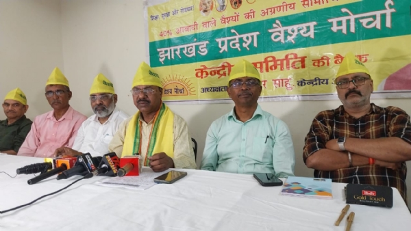 संवाददाताओं को जानकारी देते महेश्वर साहू समेत अन्य