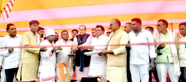 पलामू किला जतरा मेला का उद्घाटन करते वित्त मंत्री राधाकृष्ण किशोर एवं अन्य पलामू किला जतरा मेला का उद्घाटन करते वित्त मंत्री राधाकृष्ण किशोर एवं अन्य