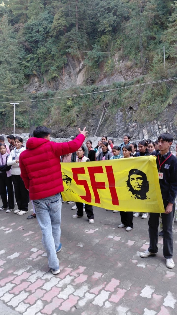 मंडी के लंबाथाच कालेज में धरना प्रदर्शन करते एसएफआई के कार्यकर्ता।
