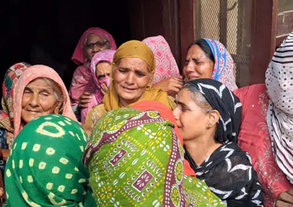 सोनू की मौत का समाचार सुनकर विलाप करती महिलाएं।