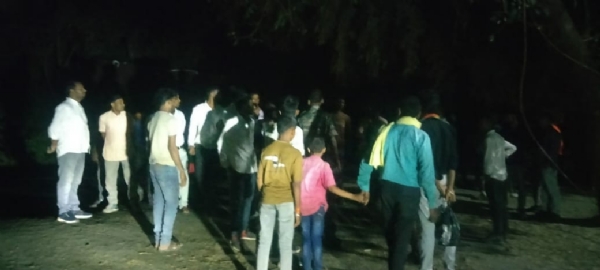 थाना पहुंचकर आक्रोश जताते परिजन थाना पहुंचकर आक्रोश जताते परिजन