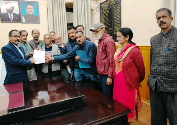 मुख्यमंत्री को संबोधित ज्ञापन डीएम को सोंपते राज्य आंदोलनकारी।