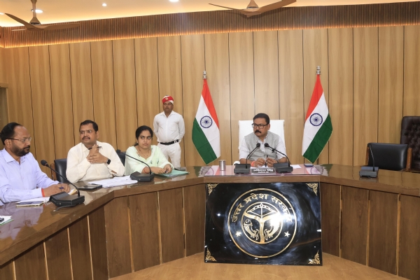 कलेक्ट्रेट सभागार में चीनी मिलों के संचालन और गन्ना मूल्य भुगतान की समीक्षा बैठक करते हुए जिलाधिकारी अविनाश सिंह।