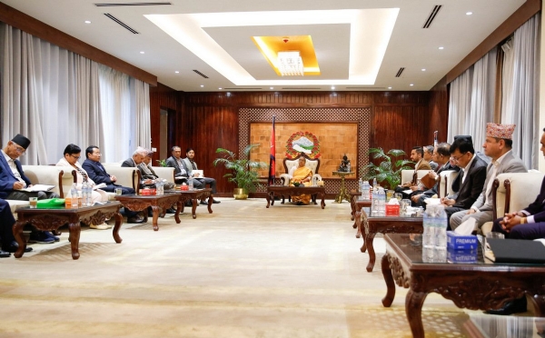 राजनीतिक दल के नेताओं के साथ संवाद करती प्रधानमंत्री सुशीला कार्की राजनीतिक दल के नेताओं के साथ संवाद करती प्रधानमंत्री सुशीला कार्की