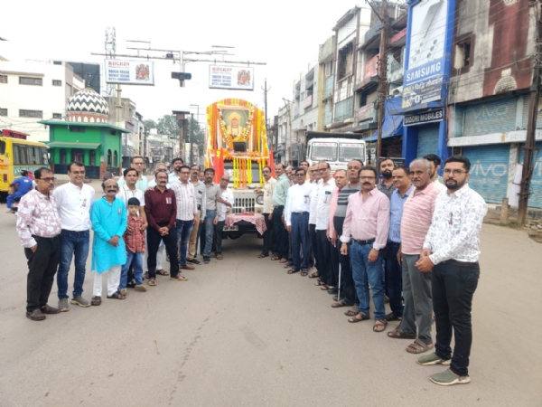 जलाराम बापा की जयंती पर शहर में निकाली गई प्रभात फेरी में शामिल समाजजन।