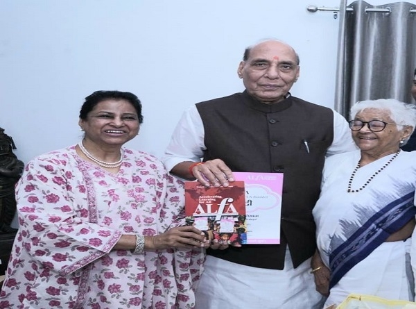 देश के  रक्षा मंत्री राजनाथ सिंह के साथ अल्फा पाथ आंदोलन की संस्थापक डॉ. सुनीता गांधी