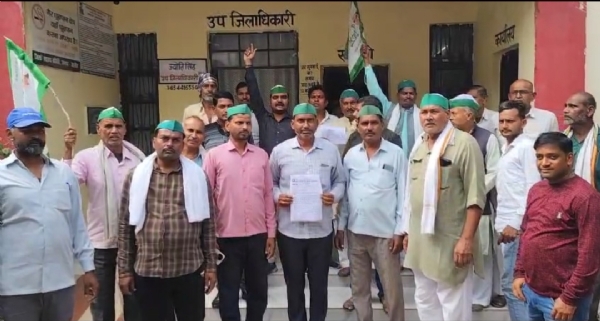 प्रदर्शन करते किसान प्रदर्शन करते किसान