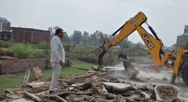 थाना कैंट क्षेत्र में अवैध कॉलोनियों पर कार्रवाई करती बरेली विकास प्राधिकरण की प्रवर्तन टीम। मौके पर मौजूद बुलडोजर और प्राधिकरण अधिकारी।