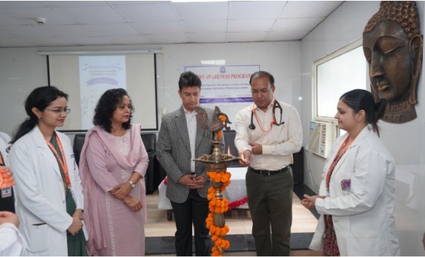 दीप जलाते डा. विक्रम सिंह