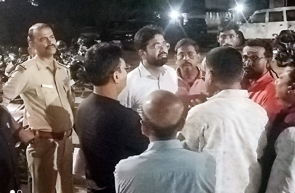 मुकदमा दर्ज कर शहर थाना से निकलते सदर सीओ