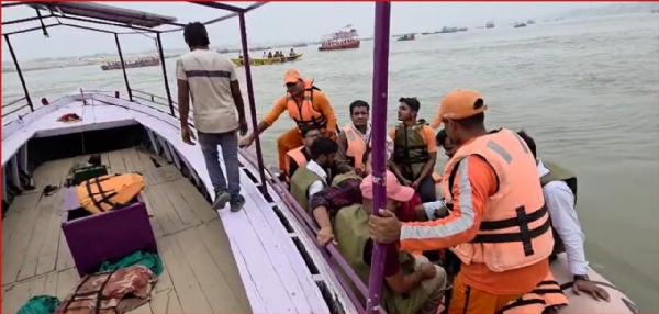 यात्रियों को बचाते एनडीआएफ के बचावकर्मी यात्रियों को बचाते एनडीआएफ के बचावकर्मी