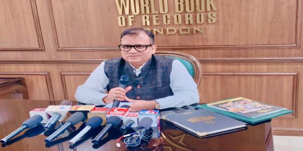 वर्ल्ड बुक ऑफ रिकॉर्ड्स के सीईओ संतोष शुक्ला (फाइल फोटो) वर्ल्ड बुक ऑफ रिकॉर्ड्स के सीईओ संतोष शुक्ला (फाइल फोटो)